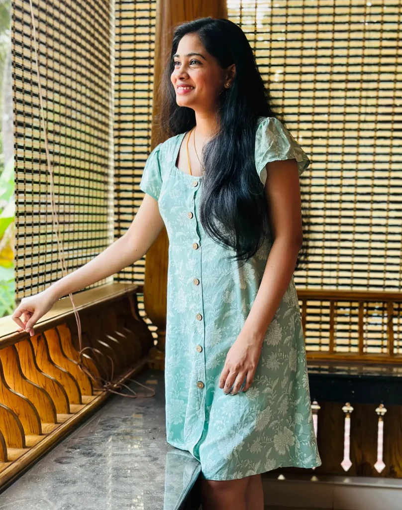 Digital Marketing Specialist strategy illustration with SEO, paid media, and online marketing analytics